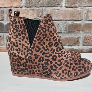 NEW TOMS Kelsey Leopard suede wedged booties